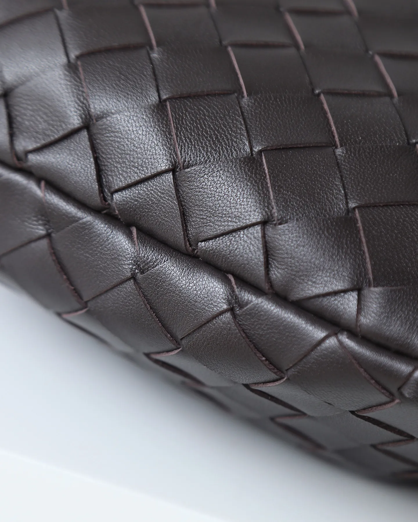 800. Bottega veneta͙.——-The latest braided and knotted hobo🔥 The top-grade lambskin leather is very soft, the bag shape is unique, practical and durable. It retains the traditional weaving elements while being a bit more flamboyant ~ Made of hand-woven sheepskin, zipper opening and closing, curved seamless structure, effortless to match. Highly recommended⚠️⚠️⚠️ The most high-end in the market🌈Welcome to compare [Factory complete package] size: 23x15x5cm.   Model: 651876